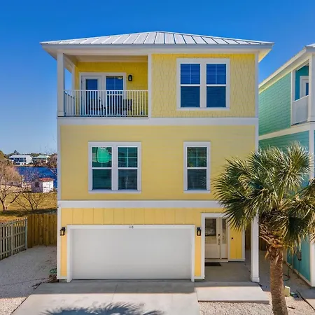 Modern House With Pool Access Near The Beach!